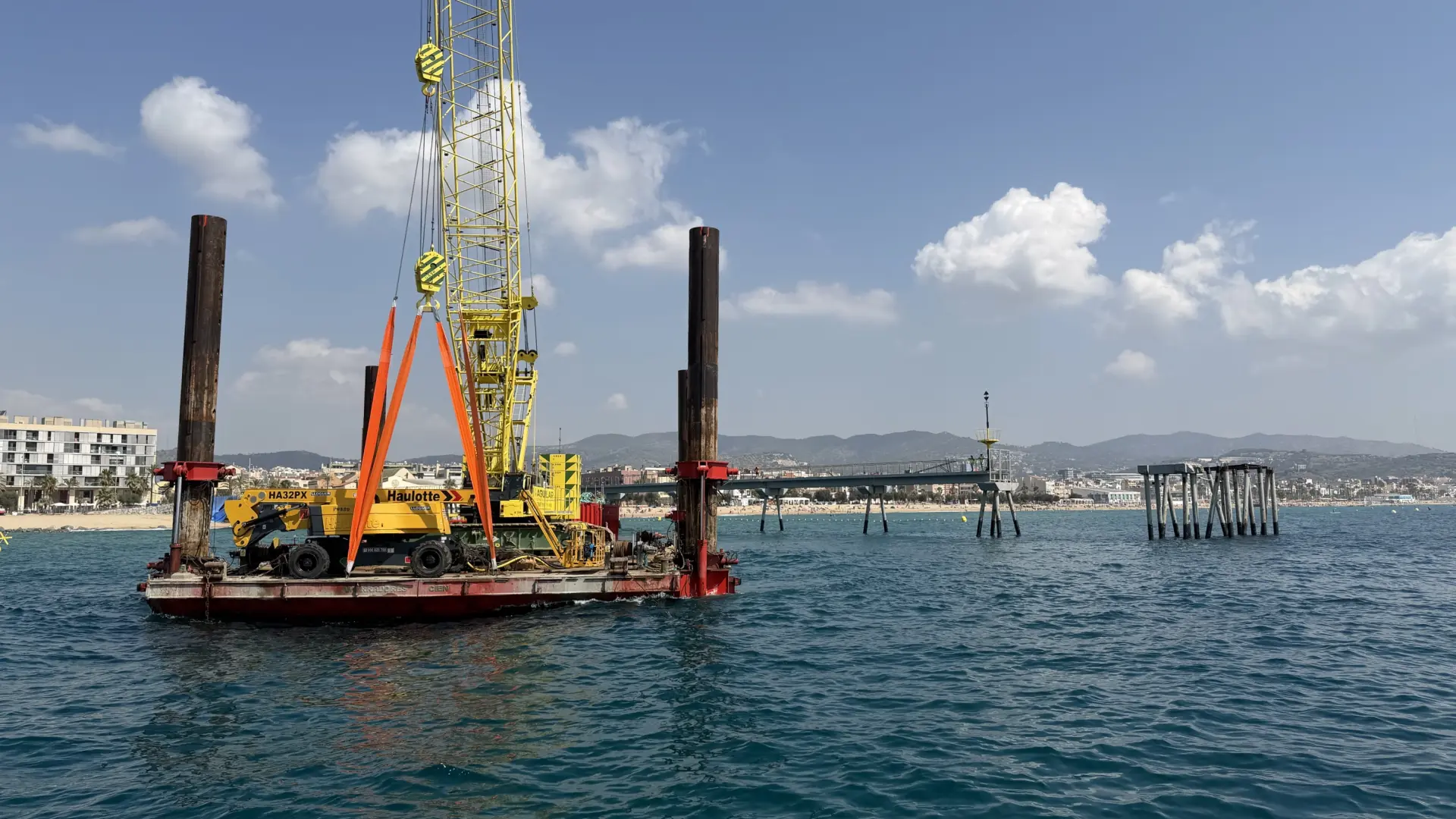 Badalona'nın Sembolik Petrol Köprüsü Yeniden Yükseliyor: Denizden Gelen Çözüm