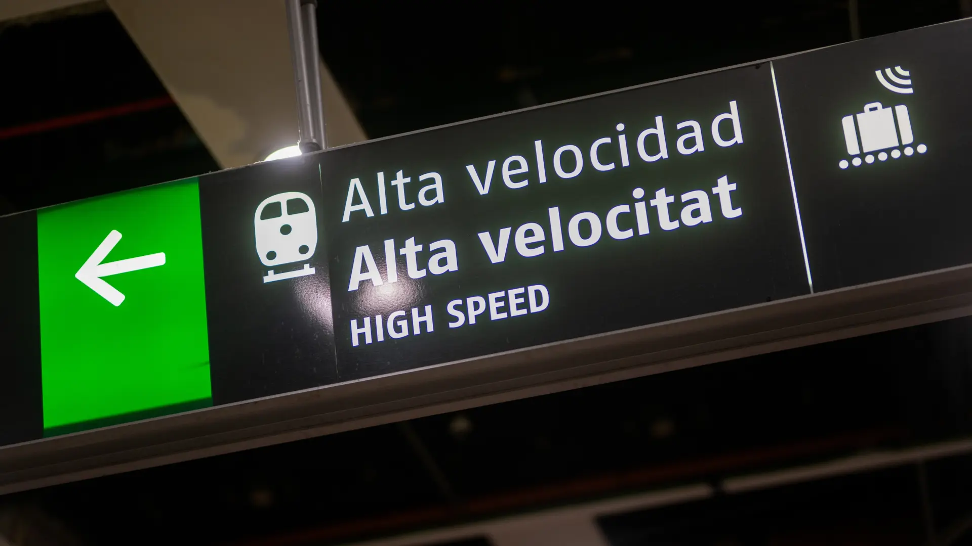 Barselona-Girona Yüksek Hızlı Tren Hattında Gerilim Kesintisi: Binlerce Yolcu Mağdur