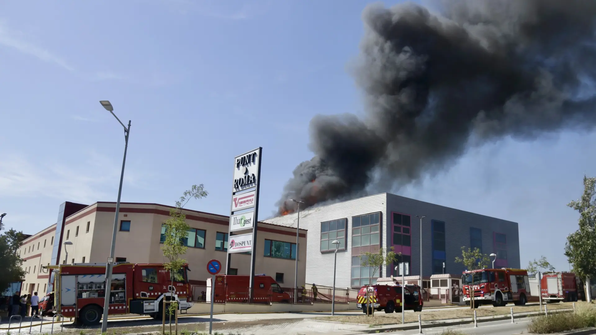 Mataró'daki Tekstil Fabrikası Yangını Kontrol Altında: Büyük Çaplı Tahliye ve Güvenlik