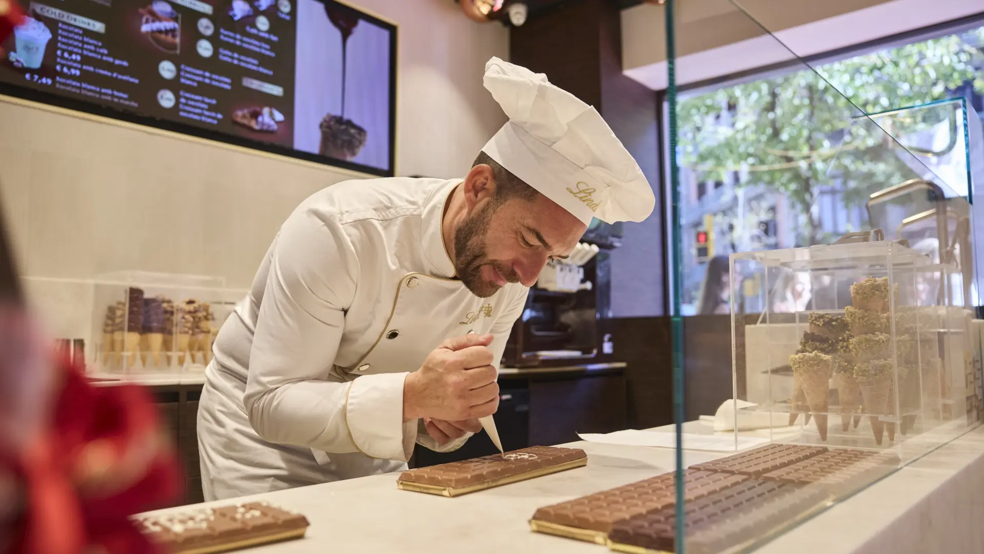 Lindt, İspanya'daki En Büyük Mağazasını Barselona'da Açtı: Çikolata Şelaleleri ve