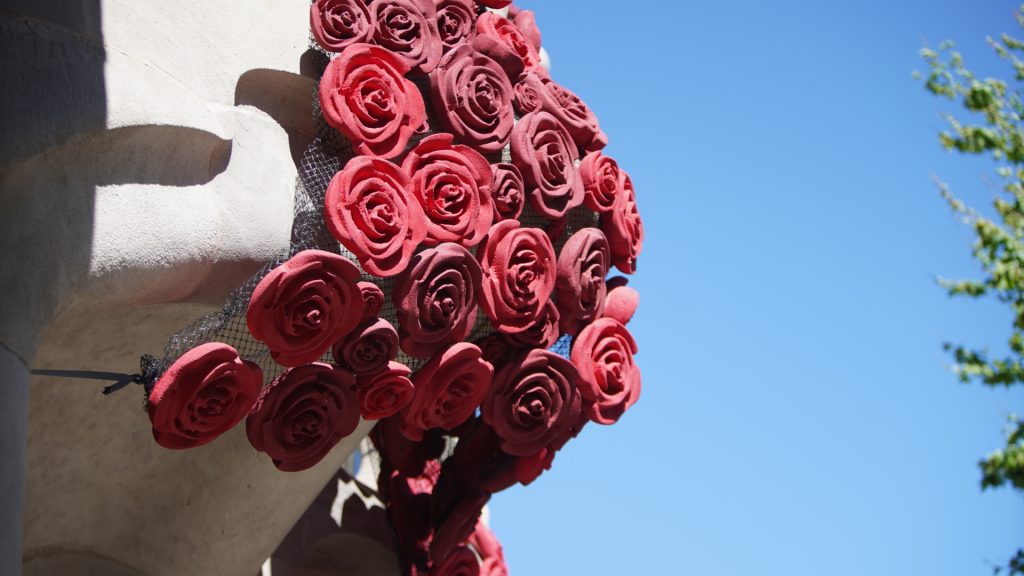 Barselona'nın Kalbinde Güllerle Bezenen Batlló Evi: Sant Jordi'nin Büyülü Görüntüsü