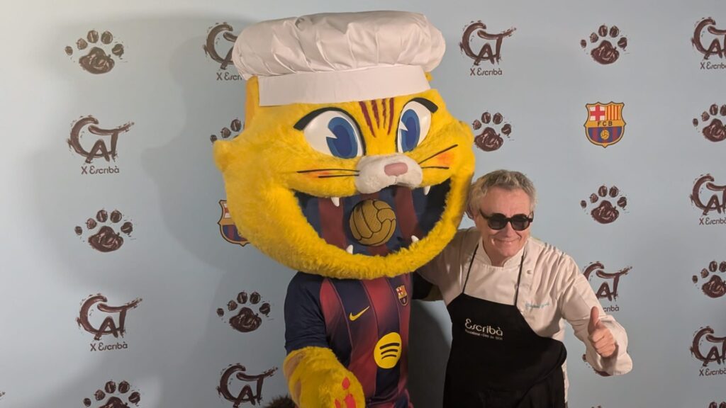 FC Barcelona'dan Paskalya Geleneğine Dev Destek: CAT Maskotlu Çikolata Heykeli