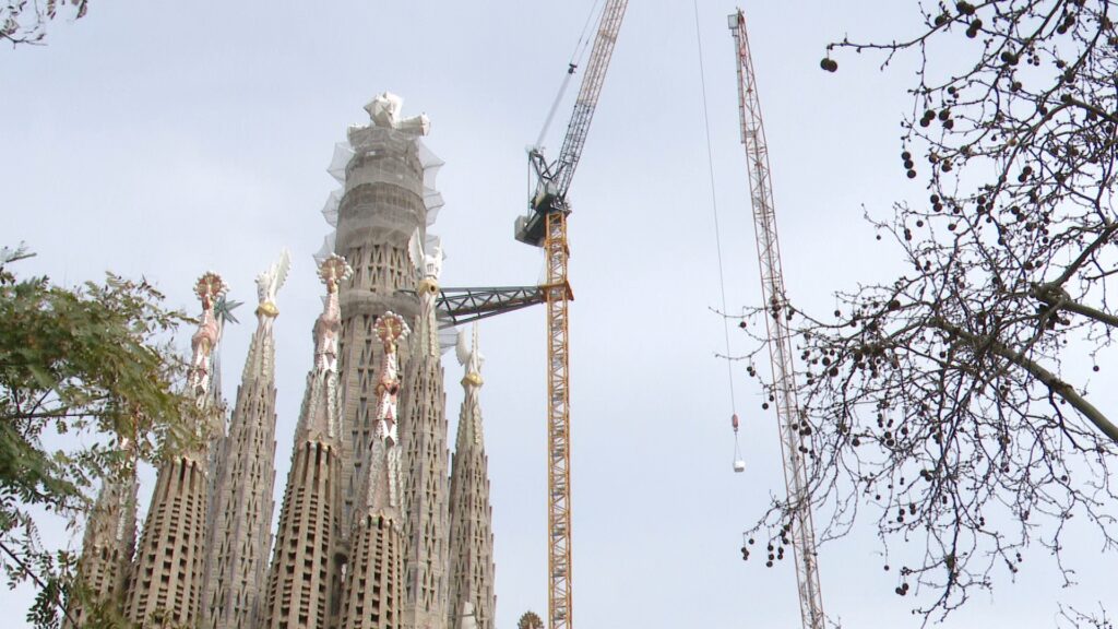 Sagrada Familia'nın İsa Kulesi Haçı Ortaya Çıktı: Barselona'nın Silüetini Taçlandıran