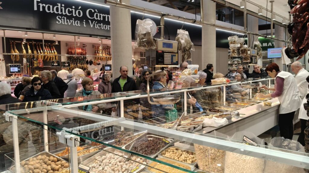 Barselona'nın Yeni Montserrat Pazarı Açıldı: İlk Günden Yoğun İlgi ve Tam Kapasite!