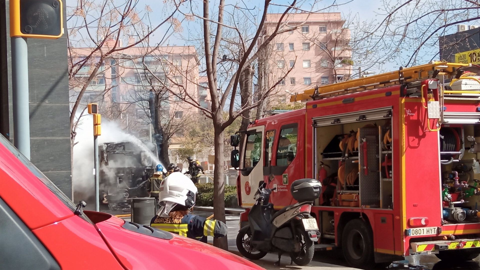 Barselona'da Şehir İçi Otobüs Alev Aldı: La Sagrera'da Can Kaybı Yok, Seferler Aksadı