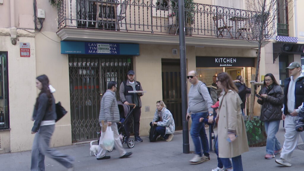 Barselona'nın Tarihi Barceloneta Semti'nde Yerel Ticaret Alarm Veriyor: Kepenkler Bir