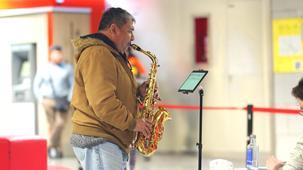 Barselona Metrosu'nda Müzik Rüzgarı: Sanatçılar Sahne Kartı İçin Yarıştı