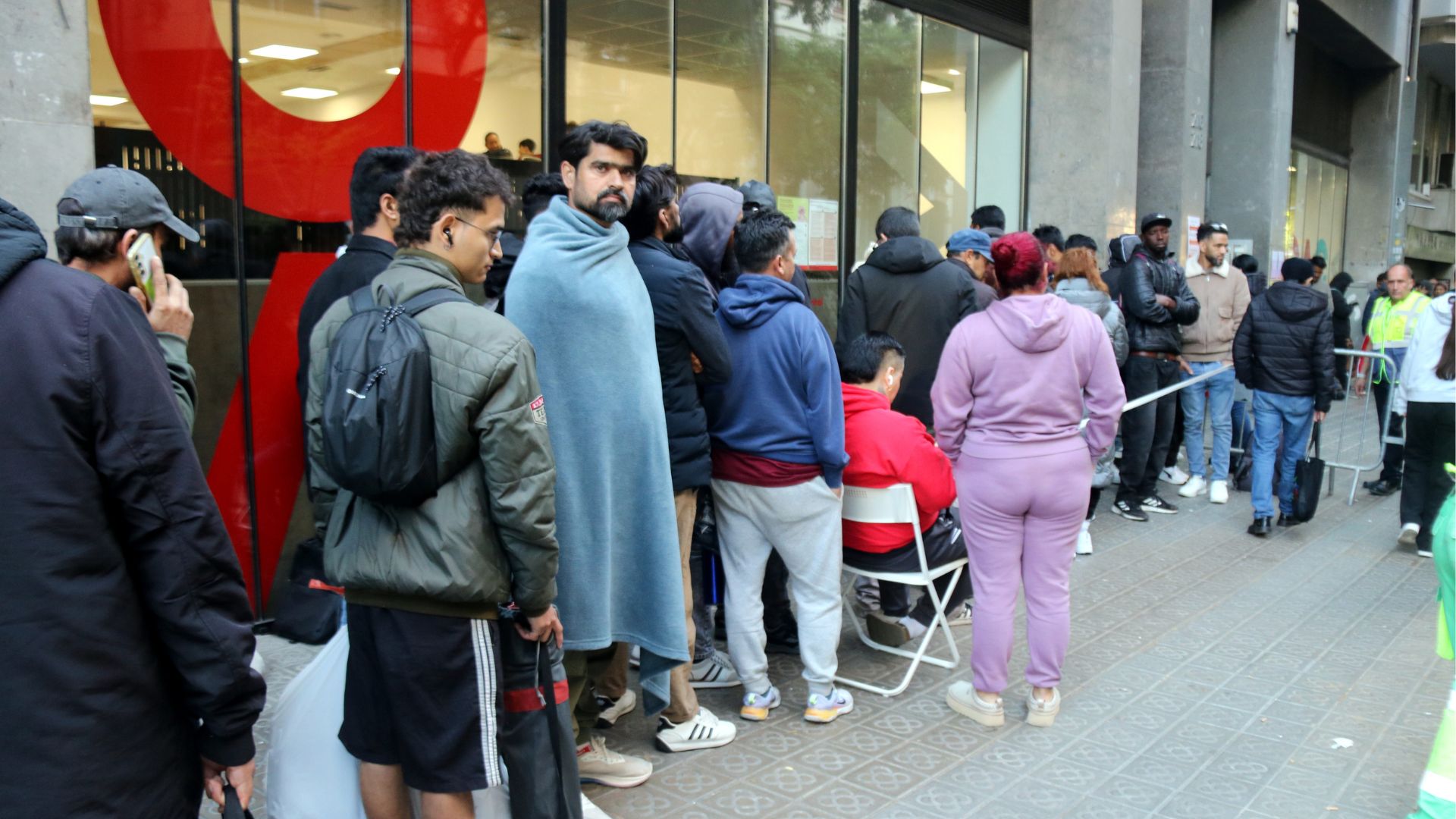 Barselona'da Göçmen Düzenlemesi Kuyrukları Uzuyor: Randevu İçin Geceleme Çilesi