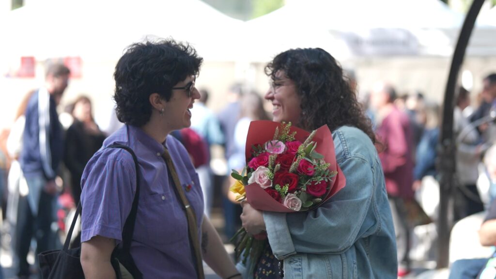 Barselona'da Sant Jordi Günü: Kitaplar, Güller ve Aşkın Dokunaklı Hikayeleri