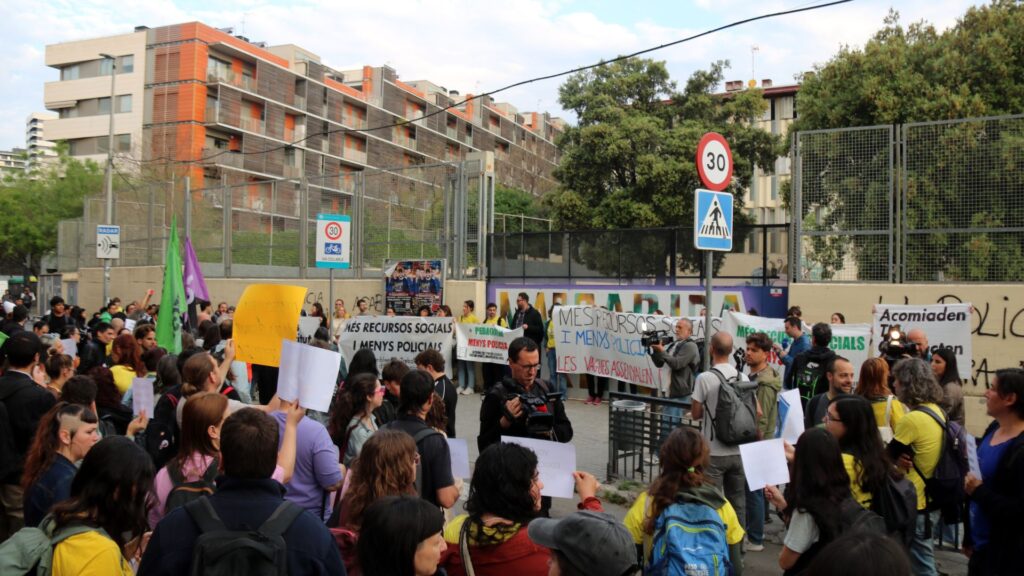 Barselona'da Siyasiler ve Sendikalar Ayakta: Okullara Polis Yerleştirme Planına Büyük