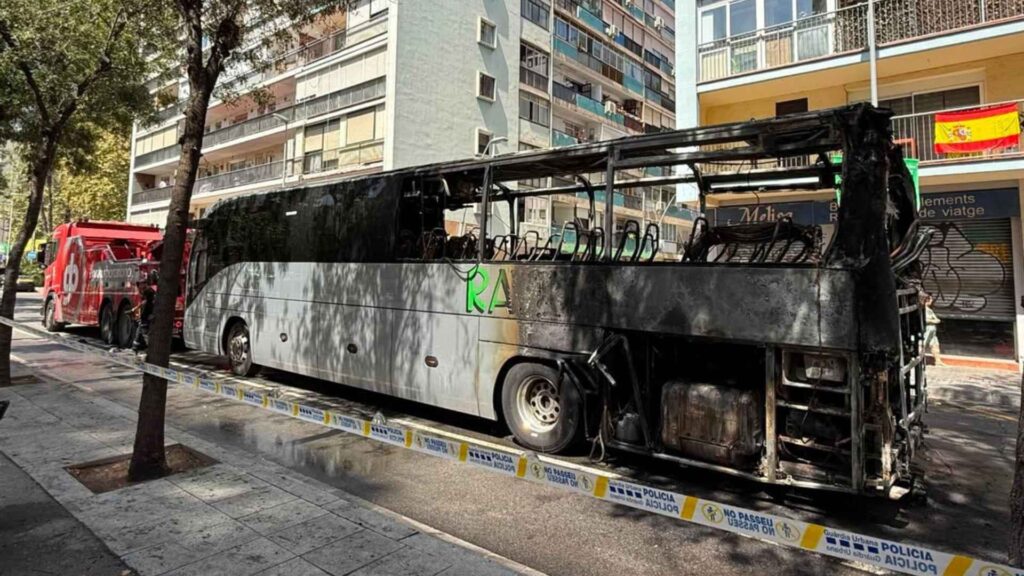 Barselona'da Yanar Dönen Otobüs Dehşeti: Can Kaybı Yok, Trafik Felç!