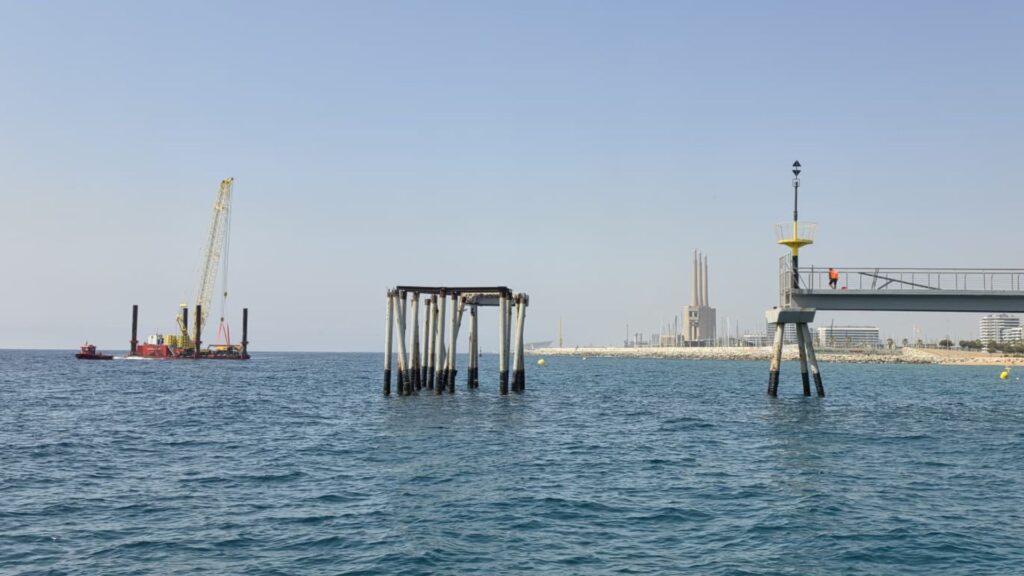 Badalona'nın Sembolü Petrol Köprüsü Yeniden Yükseliyor: Deniz Üzerinden Kritik Aşama