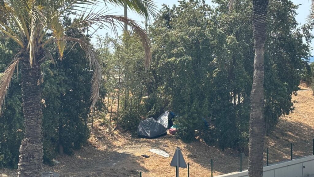 Barselona Sahillerinde Evsizlik Krizi: Komşular ve Yardım Kuruluşları Çözüm Arayışında