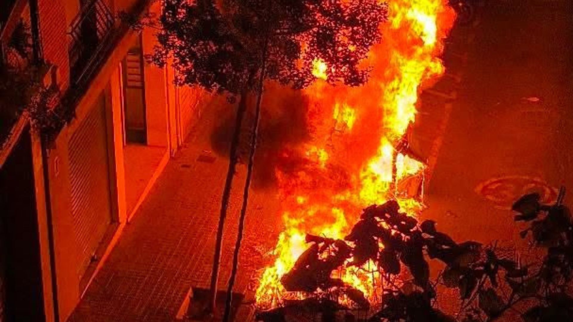 Barselona'da Kundaklama Korkusu: Guinardó'da Yine Çöp Konteynerleri Yandı