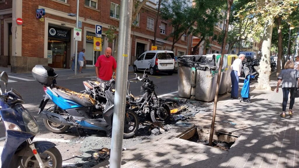 Barselona Guinardó'da Korkutan Kundaklama Dalgası: Yedi Konteyner Yandı, Mahalle
