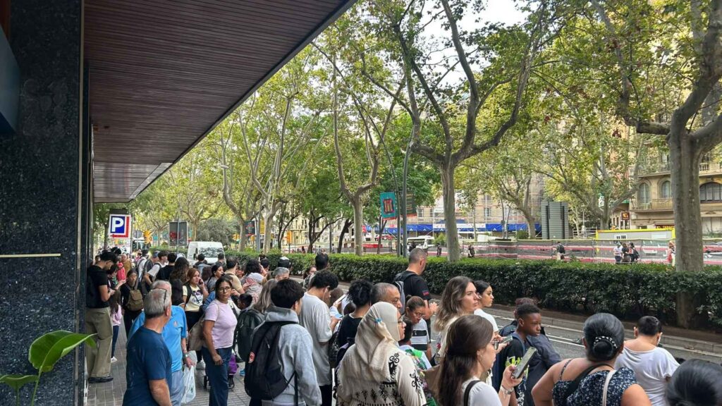 Barselona'da Şiddetli Yağışlar Ulaşımı Felç Etti: Metro Düzeldi, Tren Hatları Çöktü