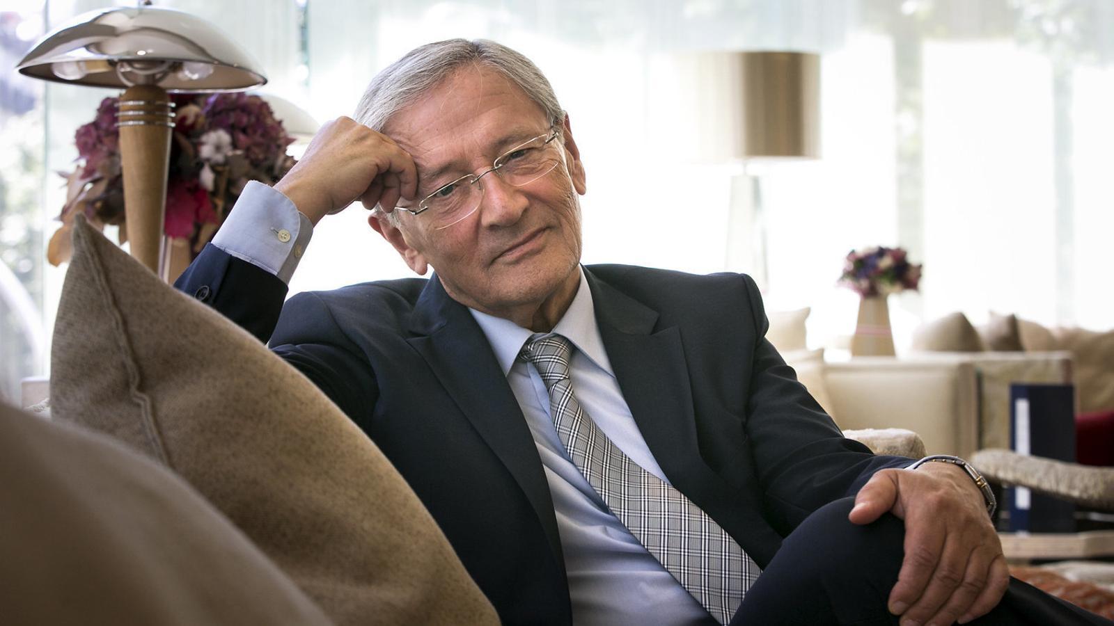 İspanyol Gazeteciliğinin Efsanevi Sesi Fernando Ónega Hayatını Kaybetti