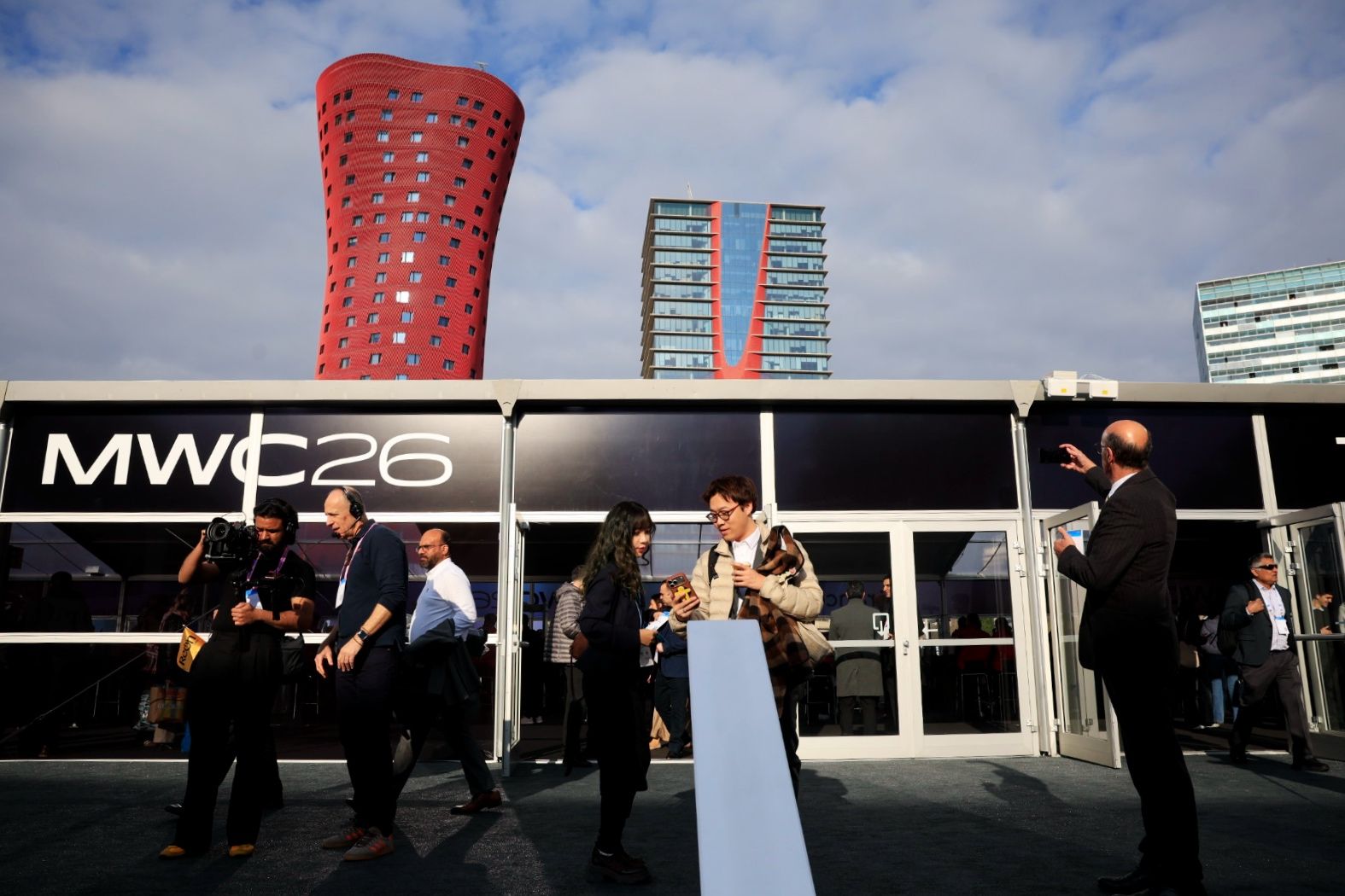 Küresel Gerilim MWC Barselona'yı Vurdu: Katılımcı Eksikliği ve İptal Edilen Etkinlikler