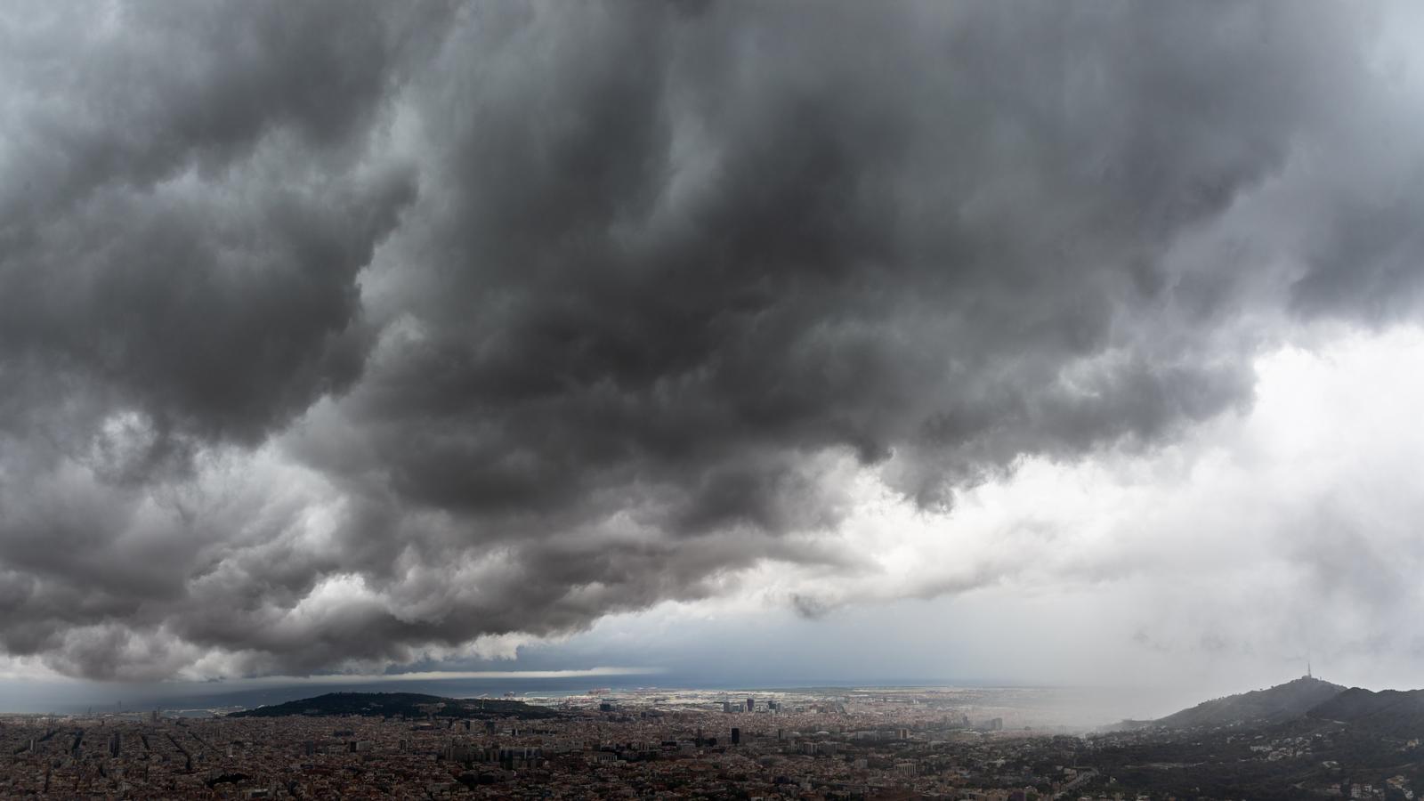Katalonya'da Şiddetli Fırtına Alarmı: Dolu, Rüzgar ve Hortum Riski Yüksek!