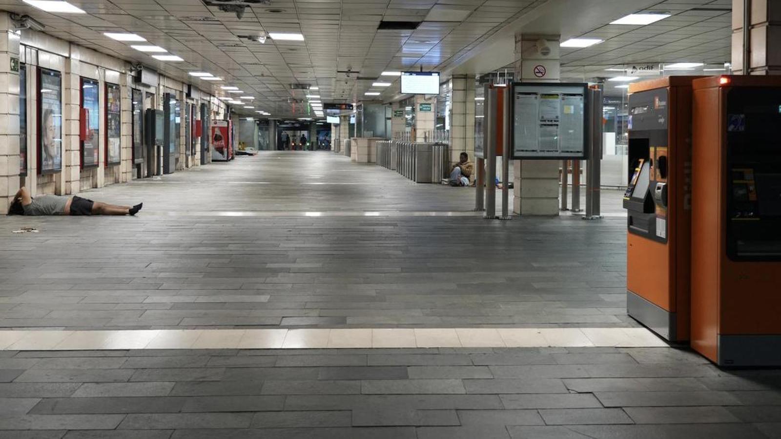 Katalonya'da Şiddetli Yağışlar Rodalies Seferlerini Felç Etti: Ulaşım Krizi