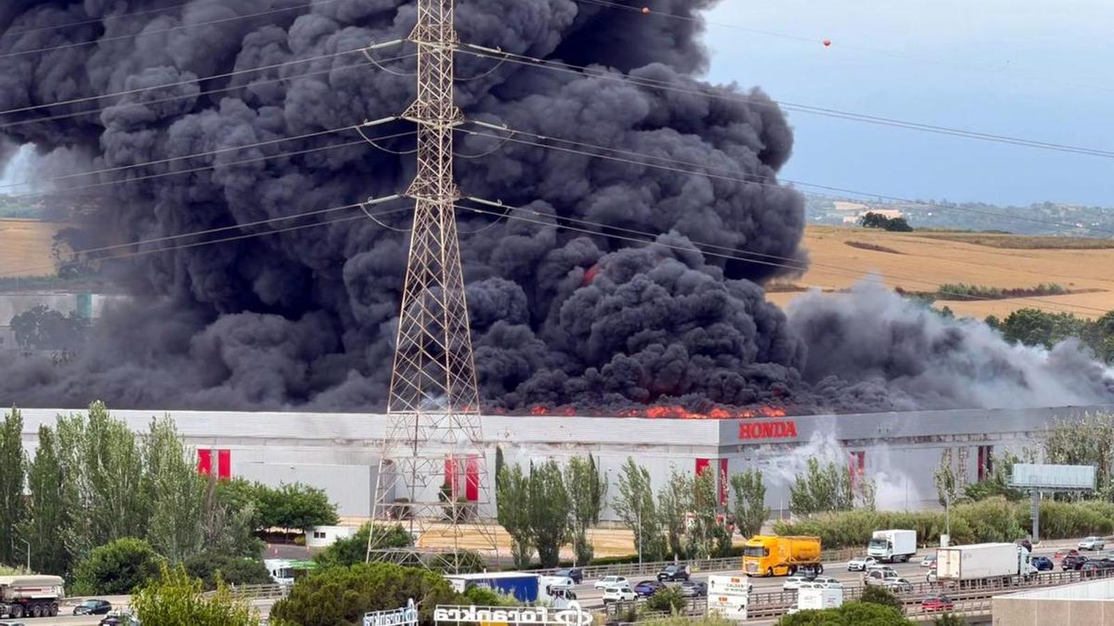 Barselona Yakınlarındaki Honda Deposunda Büyük Yangın: 150 İşçi Tahliye Edildi
