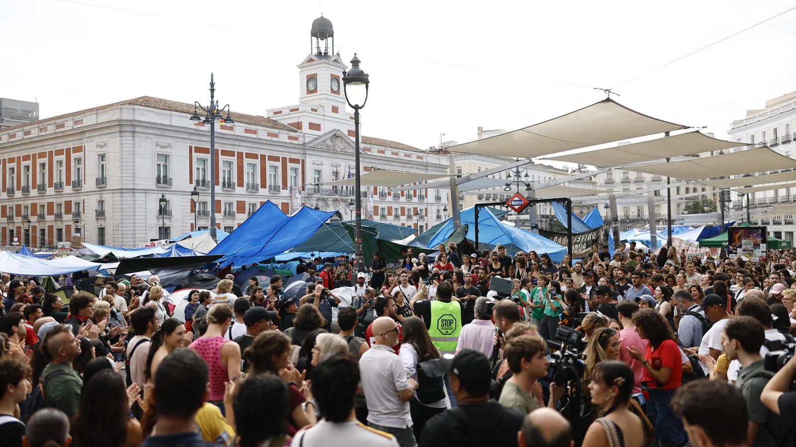 Madrid'de Gerilim Tırmanıyor: Ayuso ve Almeida, Puerta del Sol'daki Kampın