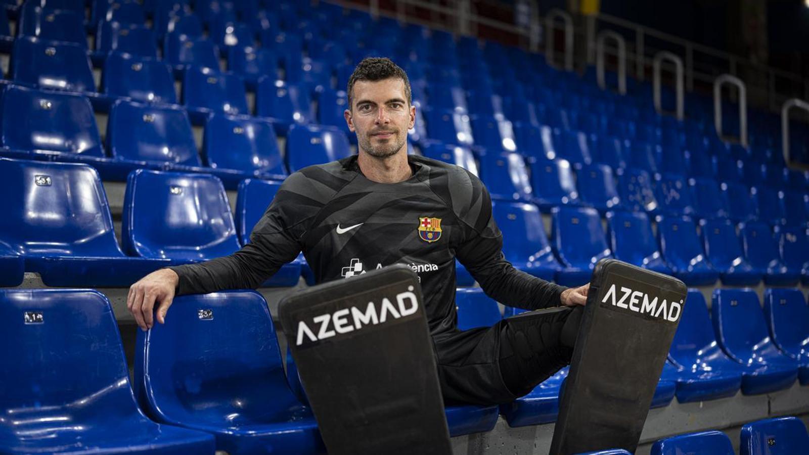 Dizliklerini Çıkarıp Önlük Giyecek Barça Kalecisi: Carles Grau'nun Geleceği