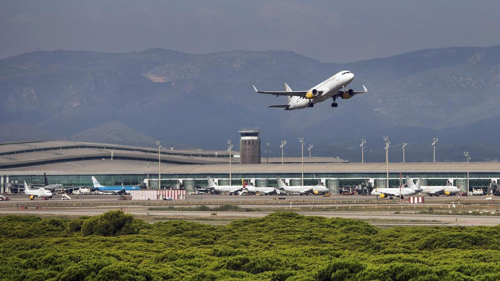 El Prat'ta Alarm: İslamcı Sloganlar Atıp Çanta Fırlatan Şüpheli Gözaltında