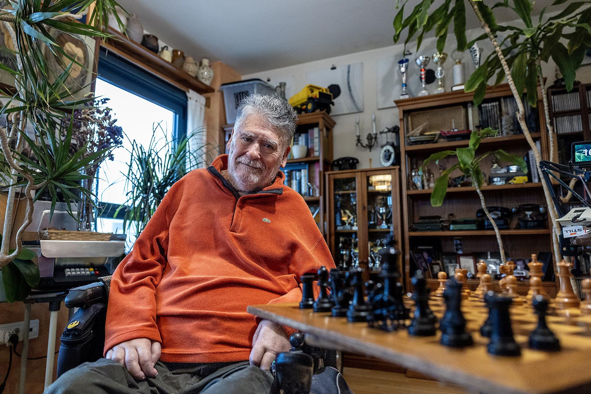 Dört Felçli Andrés Hinajeros'un Kimlik Kartı İmza Hakkı İçin Hukuk Savaşı