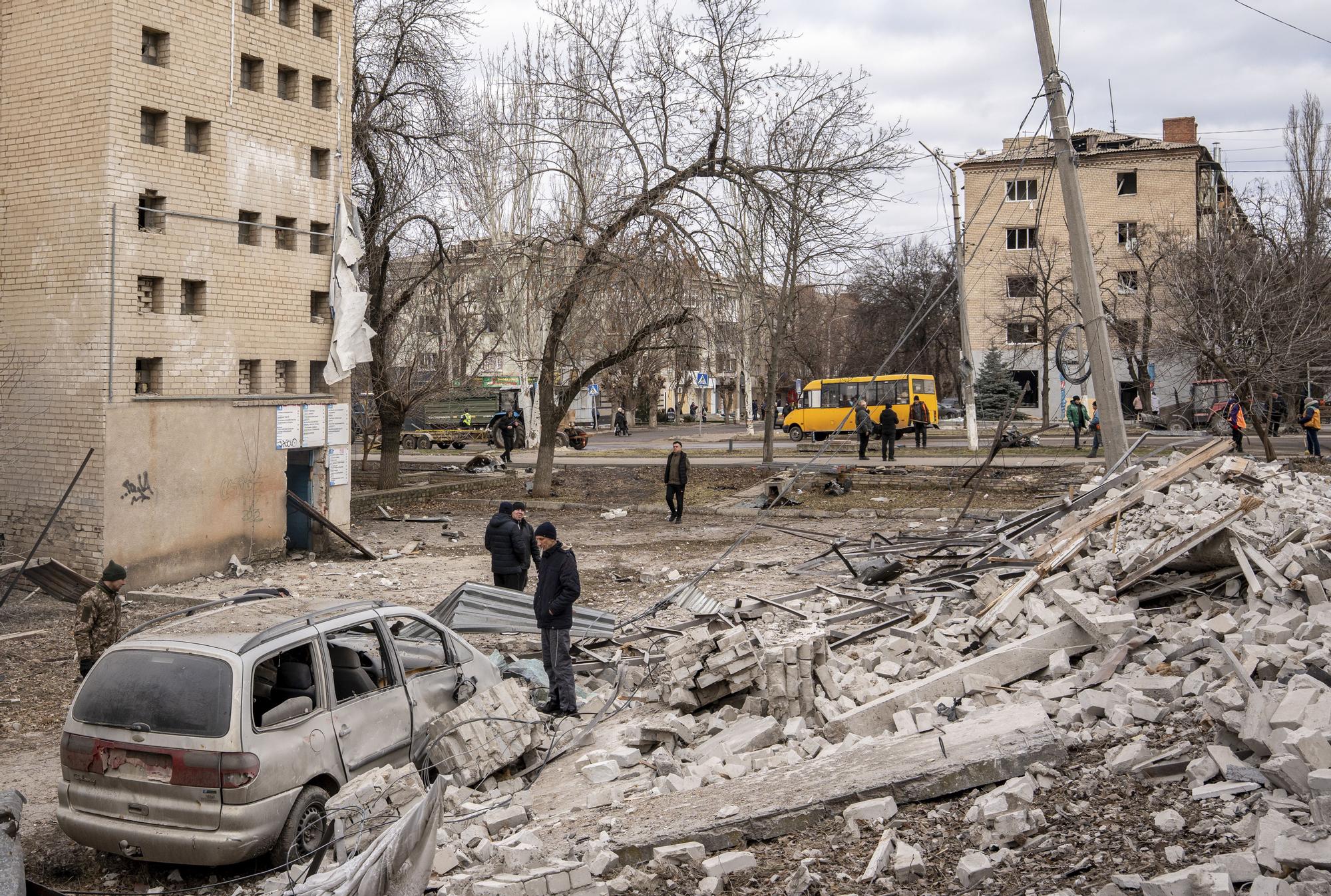 Ukrayna Cephesinde Zorlu Ziyaret: Zelenski'nin Yalnız Yolculuğu ve Küresel Dikkat Kayması