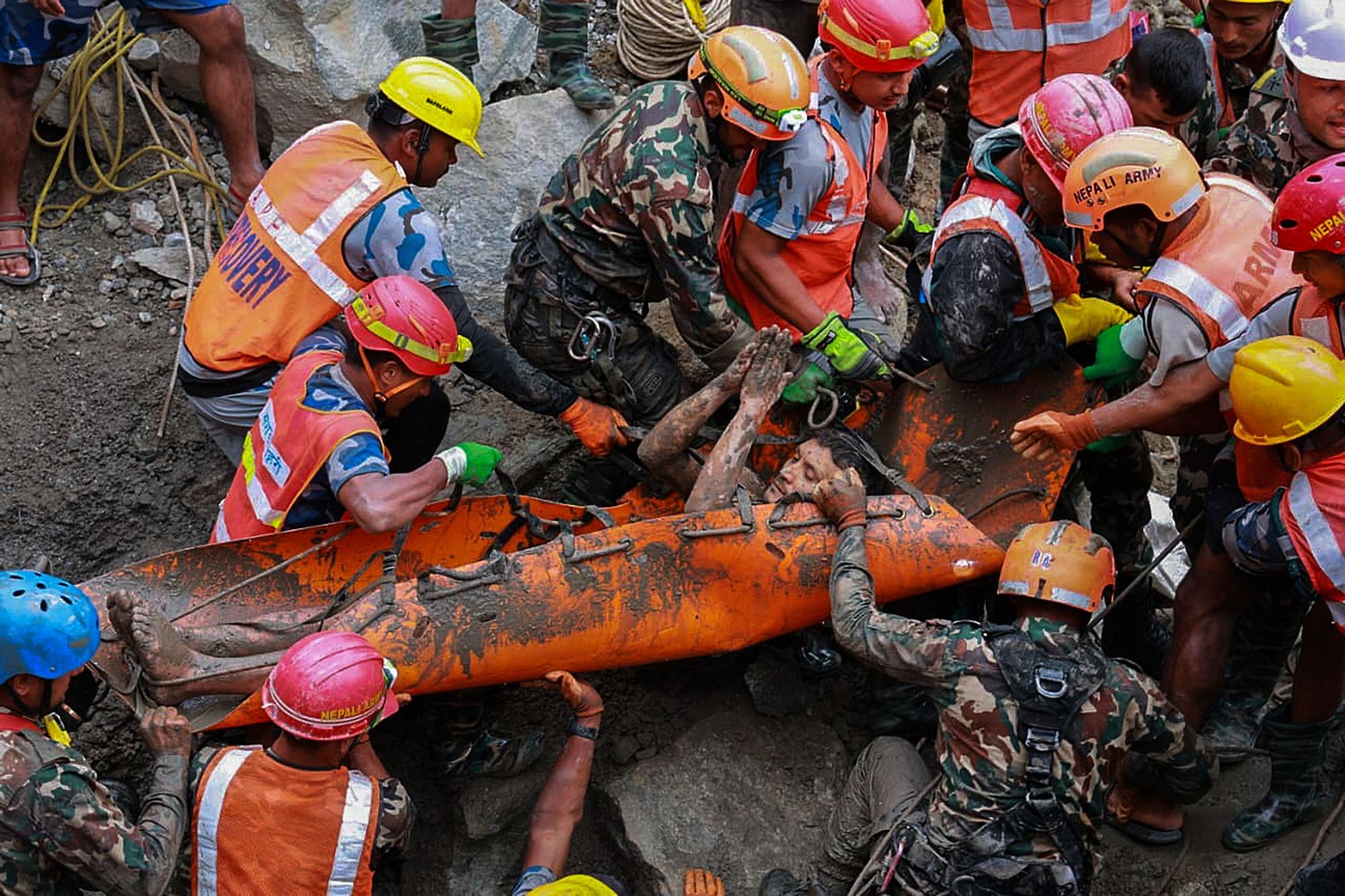 Nepal'de Mucize Kurtuluş: Selden 10 Gün Sonra Tünelde Hayatta Bulundular