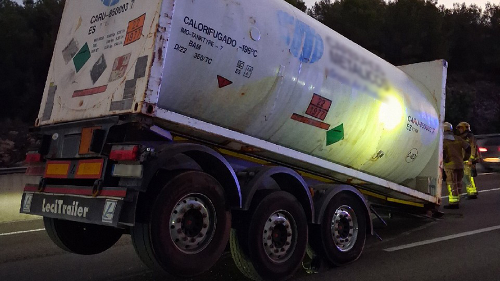 Tarragona'da AP-7 Otoyolu'nda Tehlikeli Kaza: 10 Ton Sıvı Azot Treyleri Düştü