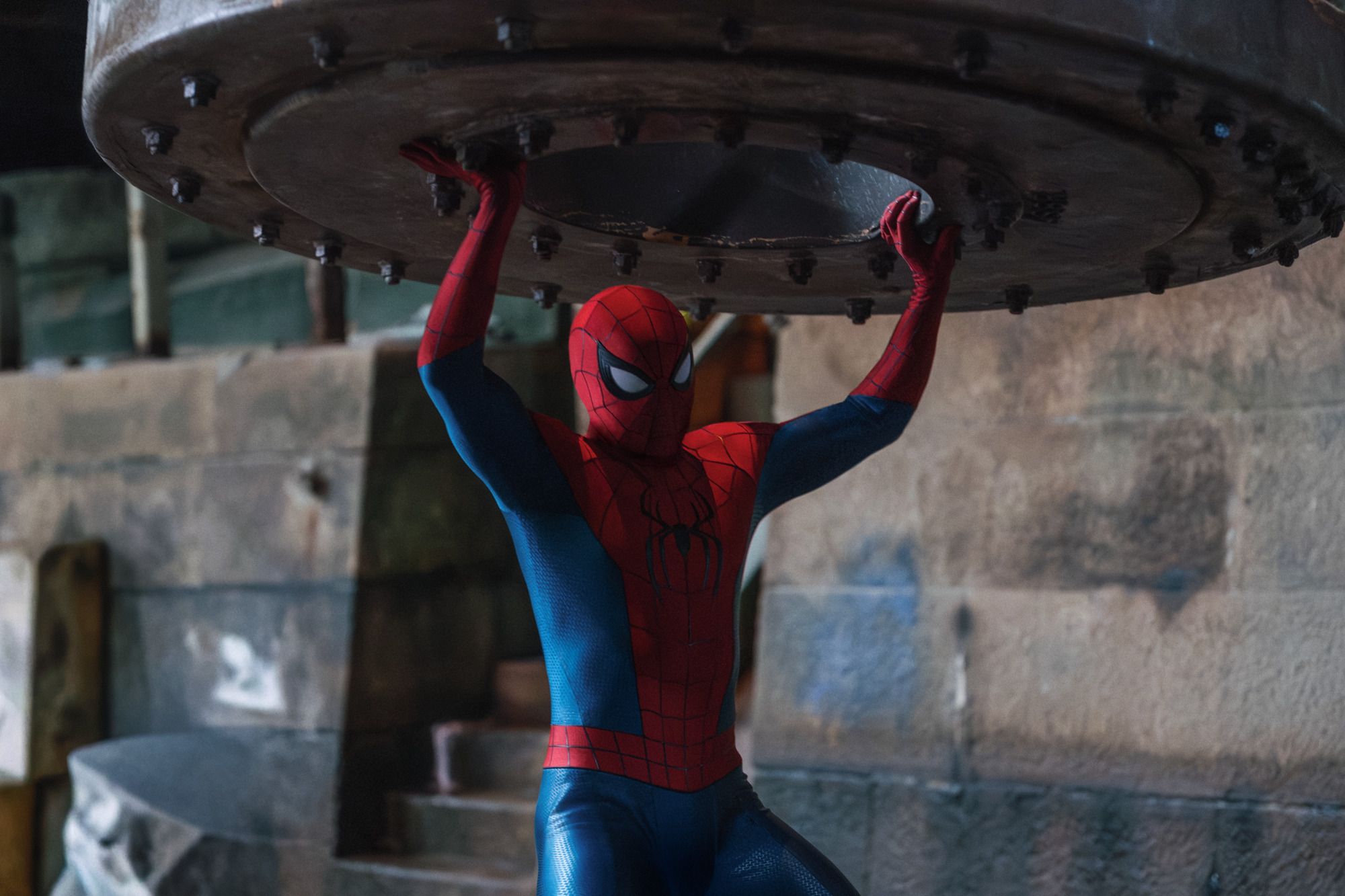 Örümcek Adam Büyüyor: Peter Parker'ın Yalnızlığı ve Süper Kahramanlığın Olgun Yüzü