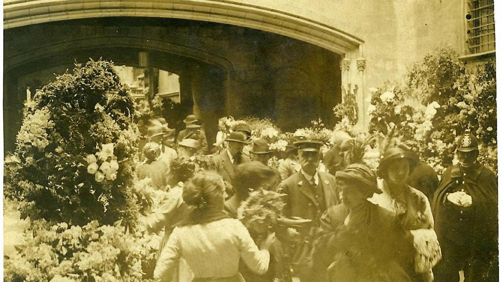 Sant Jordi Günü'nün Kırmızı Gülü: Aşkın ve Kültürün Zamansız Sembolü