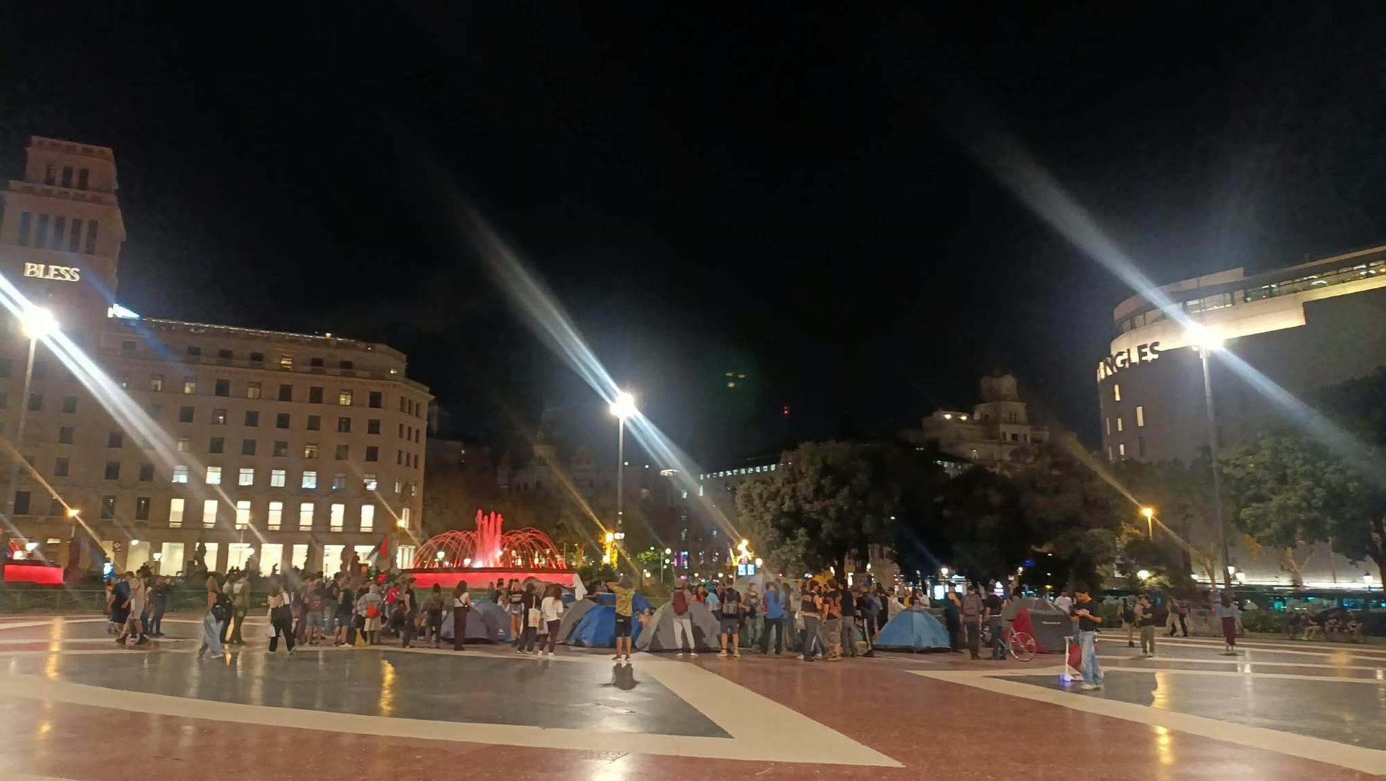 Barselona'da Konut Krizi Protestosu: Yüzlerce Kişi Katalonya Meydanı'nda Kamp Kurdu