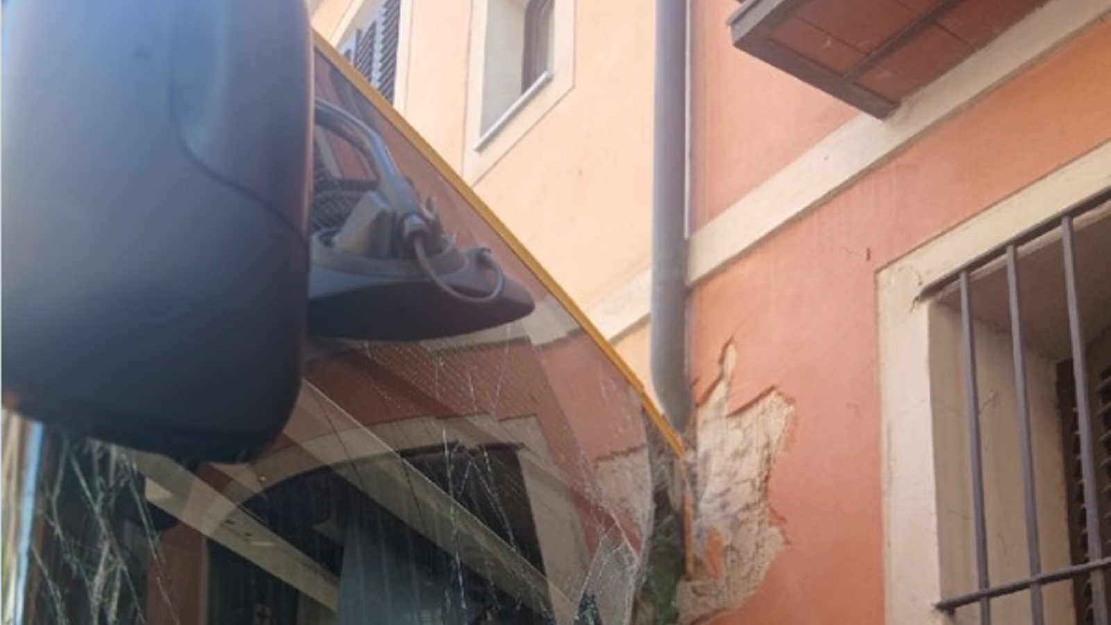 Sant Feliu de Llobregat'ta Kontrolden Çıkan Otobüs Eve Daldı: Dört Yaralı