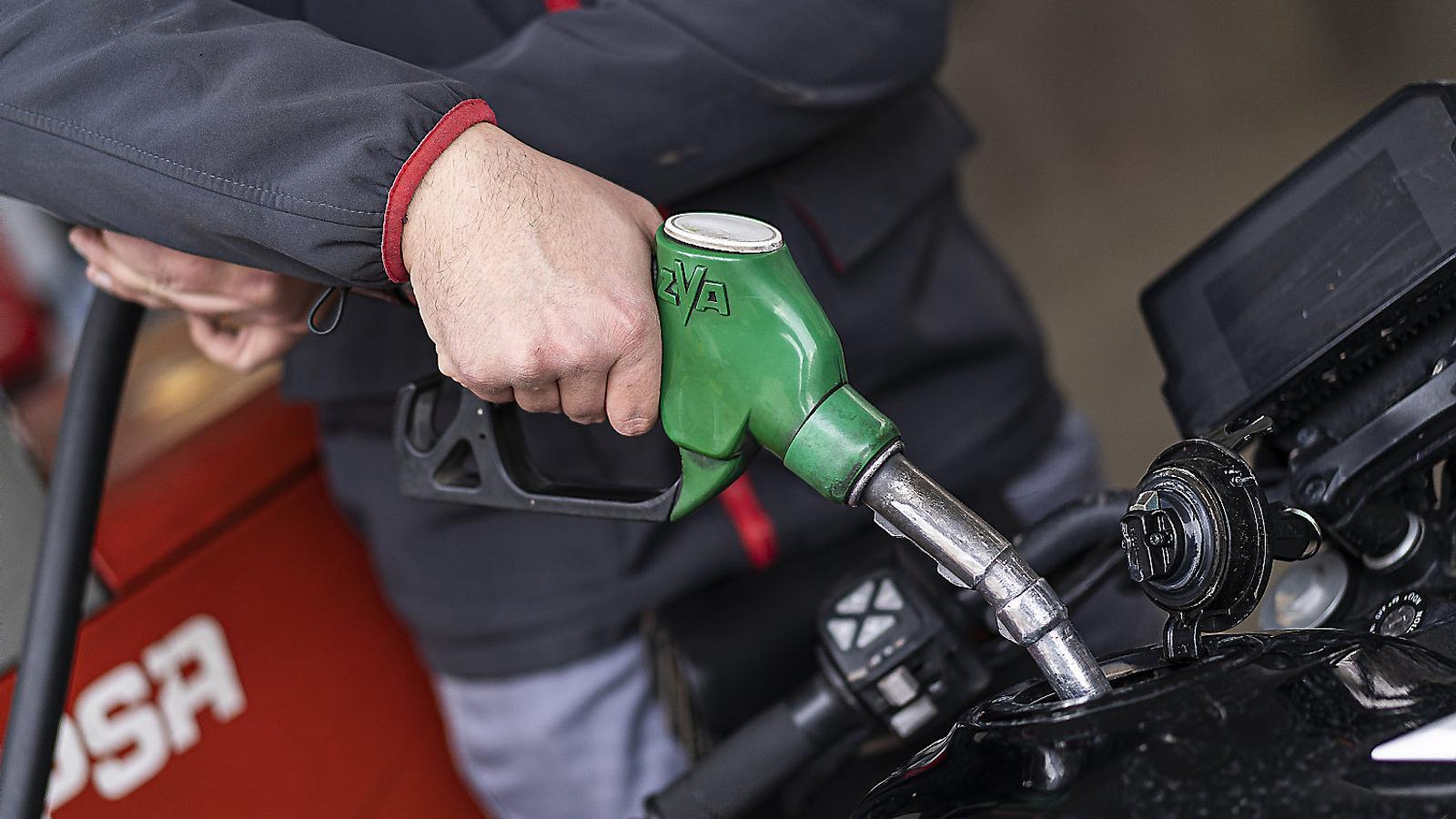 İspanya'da Akaryakıta KDV İndirimi Fiyat Artışını Yavaşlattı: Küresel Etkiler ve