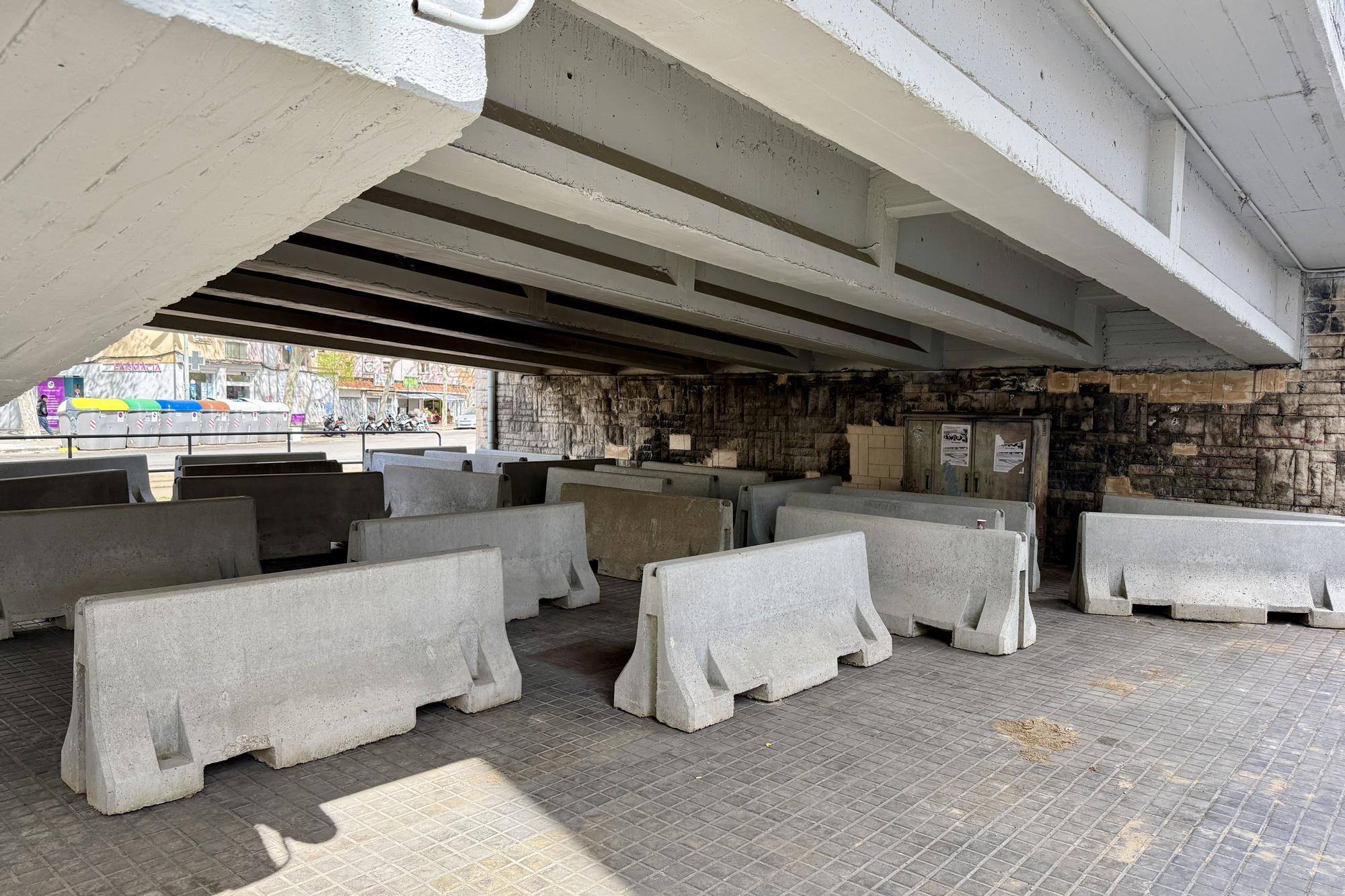 Badalona'da Evsizlerin Sığındığı Köprü Altına Beton Bloklar Yerleştirildi: Tartışmalı