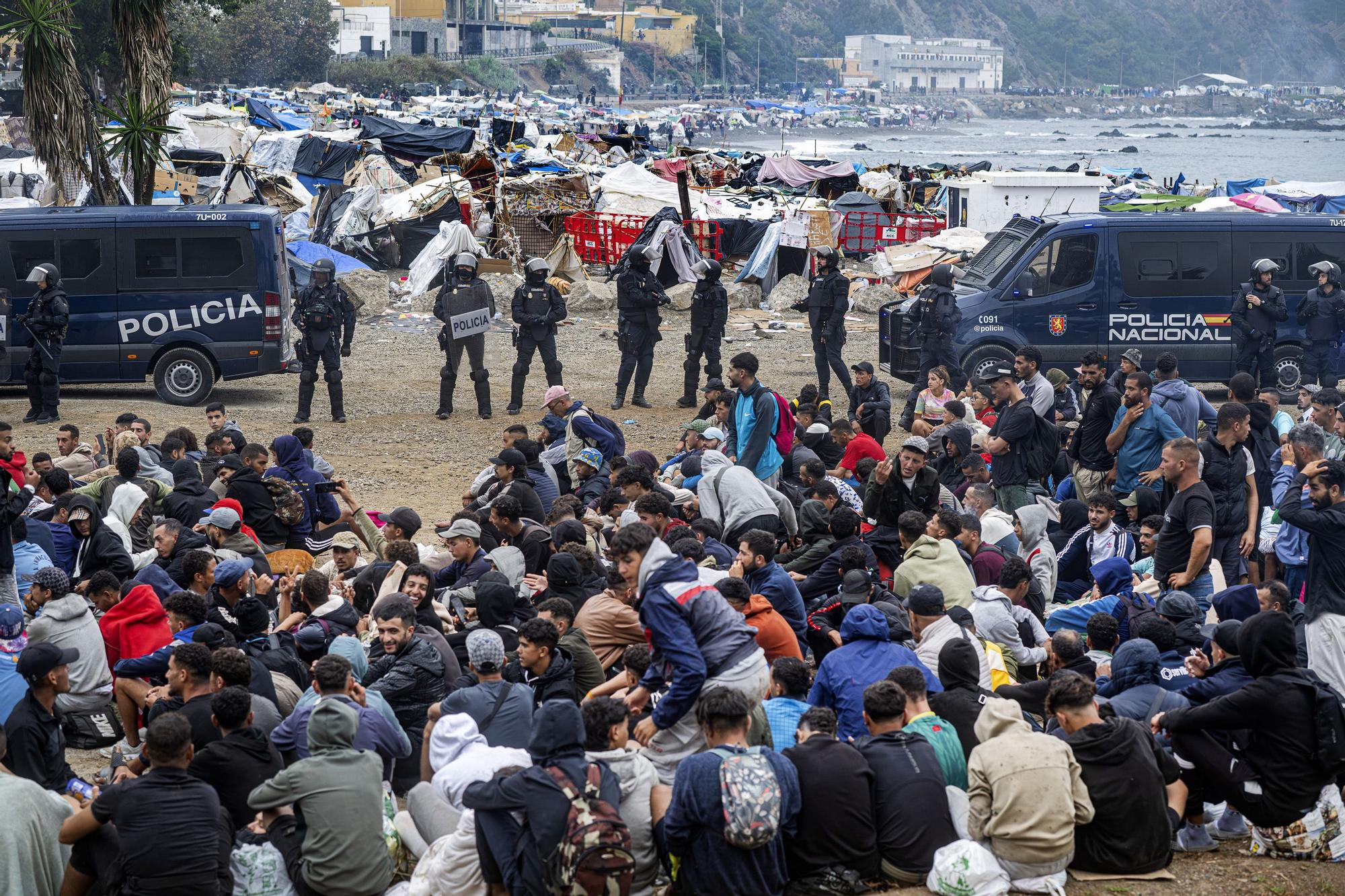 Ceuta'da Gergin Tahliye: El Trampolín Plajındaki 3 Binden Fazla Göçmen Kampı Boşaltıldı