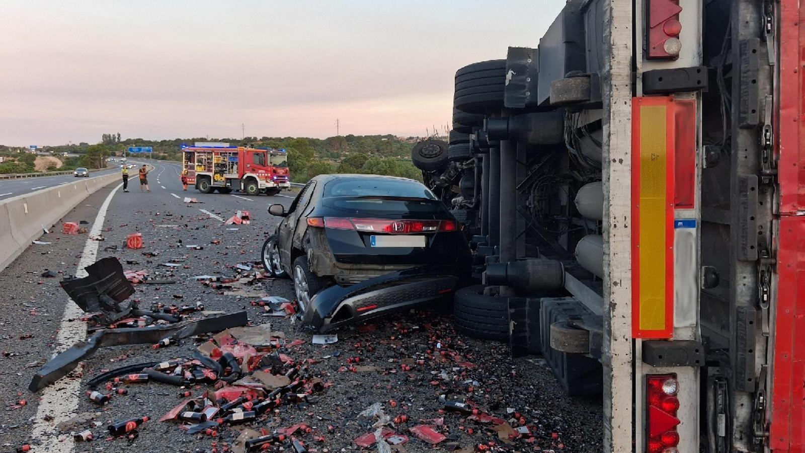 AP-7'de Kamyon ve Otomobil Kazası: Otoyol Güney Yönünde Kapatıldı