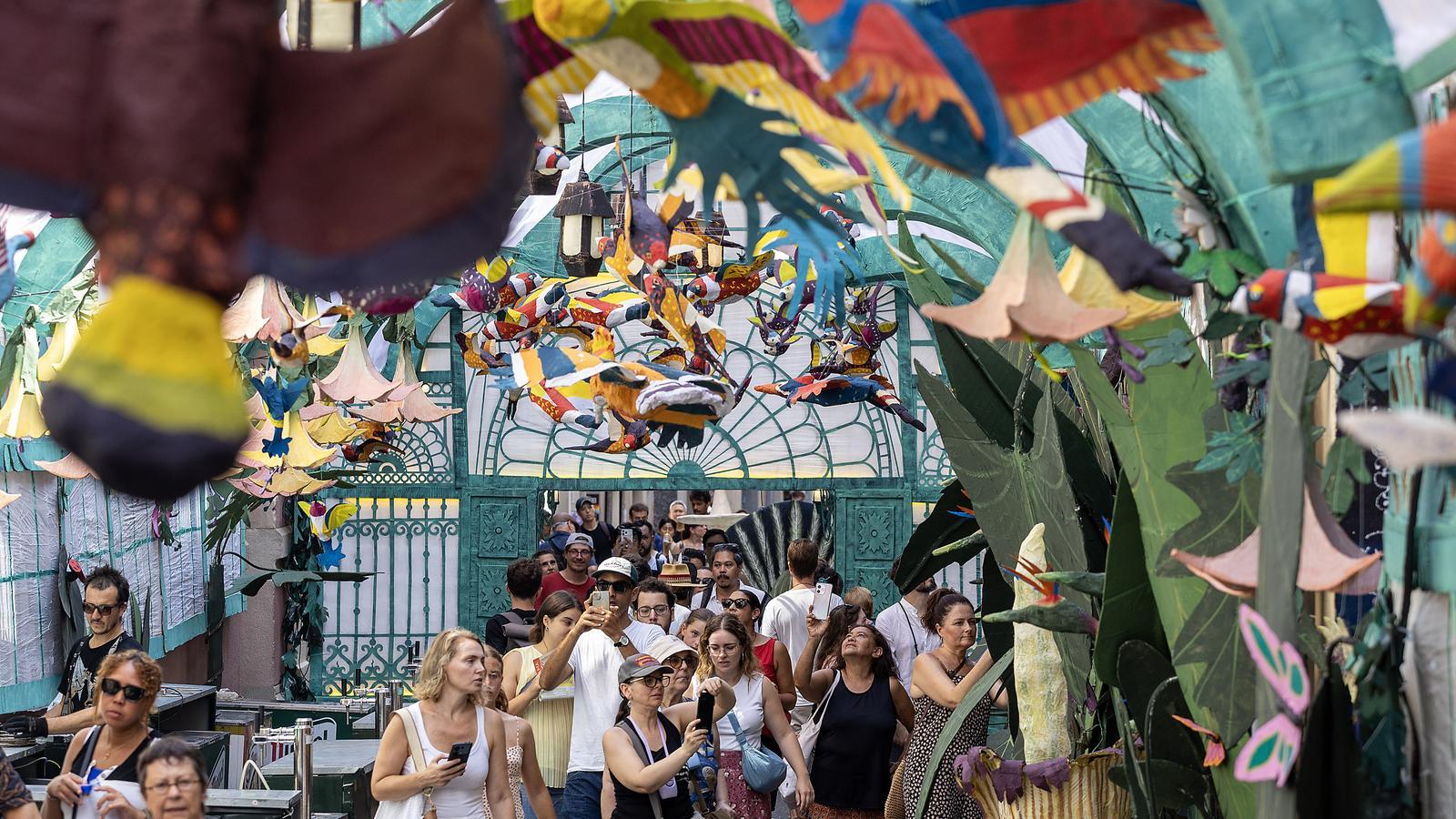 Gràcia Festivali'nde Göz Kamaştıran Zafer: Plaça Rovira, Antònia Font'a Saygıyla Birinci!