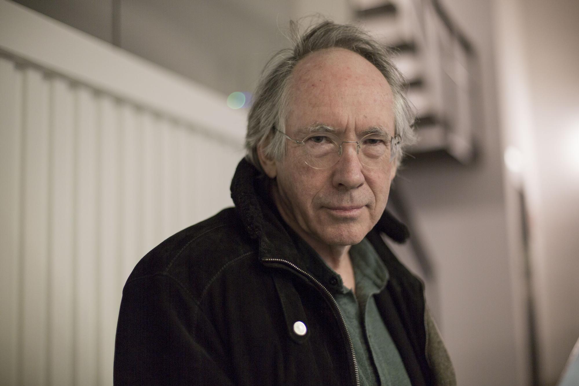 Ian McEwan'dan Etkileyici Yansımalar: "Ölüler Bizi Hem Utanç Hem Gururla İzliyor"
