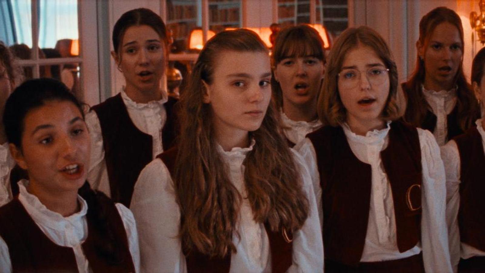 **Koro Kızları Kurt Kapanında: "Koro Şefi" Filmiyle İstismara Cesur Bakış**