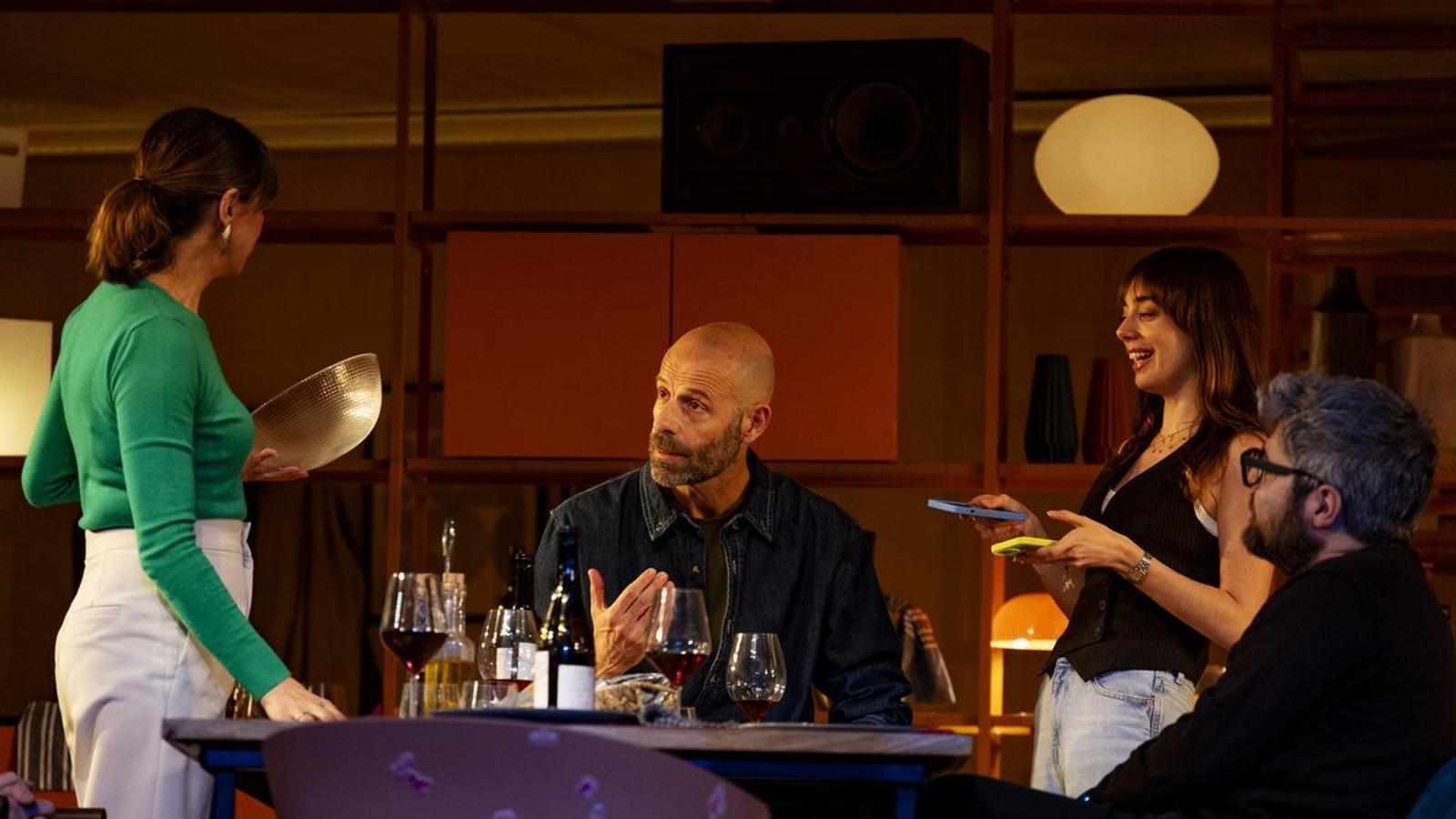 Dijital Çağın Sırları Sahneye Taşınıyor: Barselona'da 'Kusursuz Yabancılar'