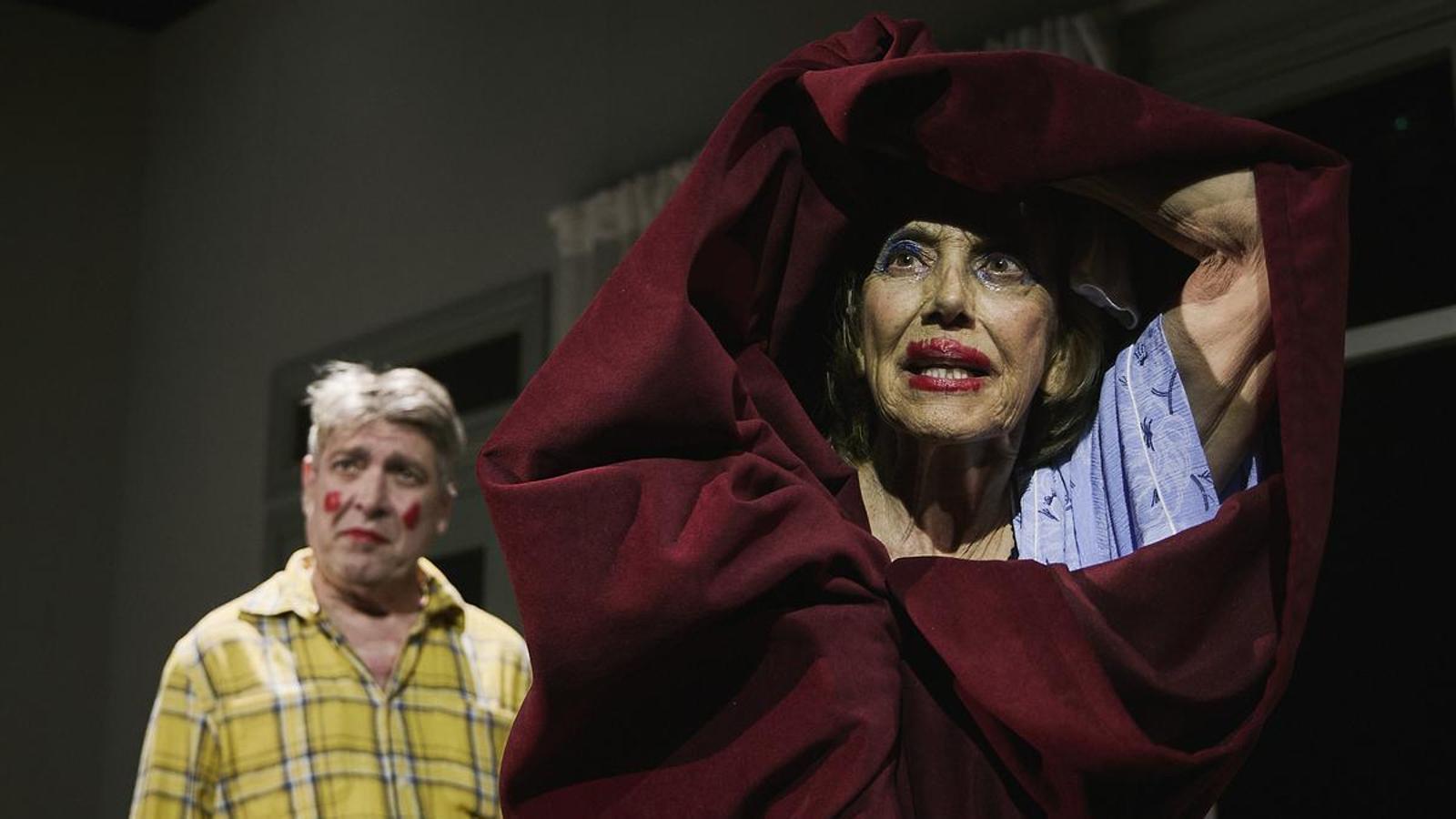 Barselona Sahnesinde "Dinamarca": Shakespeare'den Kraliyetin Gölgesine Bir Bakış