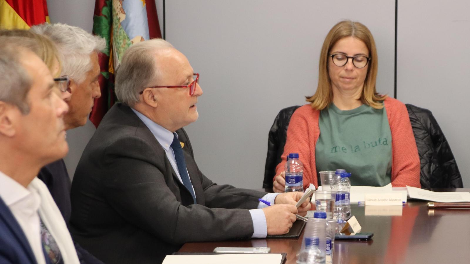 İspanya'da 27 Yıllık Belediye Başkanı Güvenoyuyla Devrildi: 'Umurumda Değil' Tişörtü