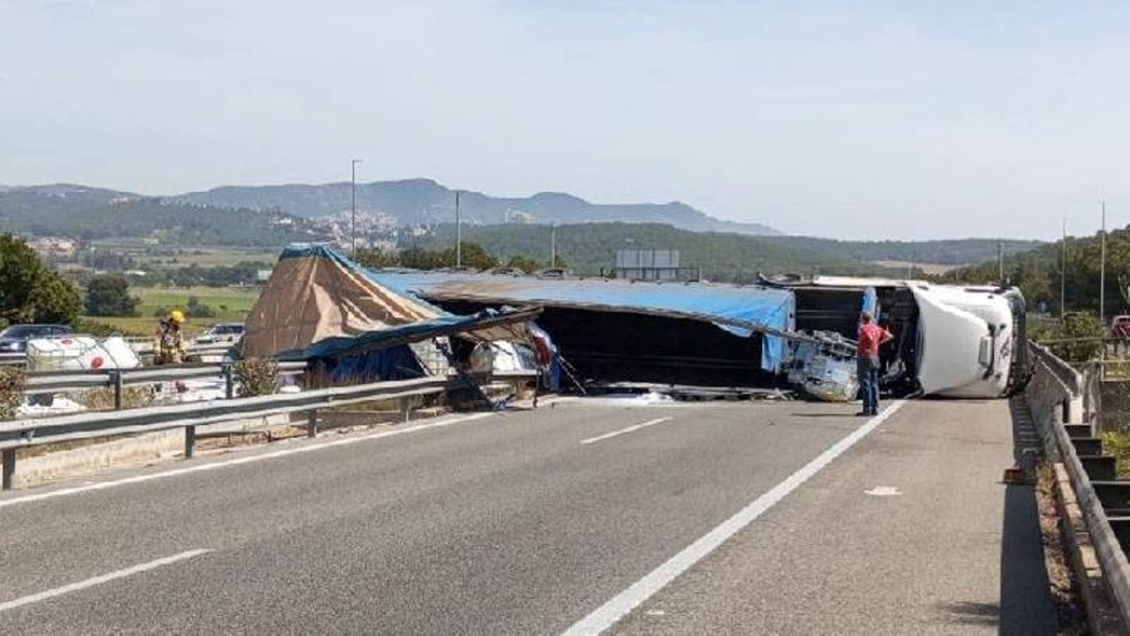 C-32 Otoyolu Felç Oldu: Sant Pere de Ribes'te Kamyon Devrilmesi Trafiği Durdurdu