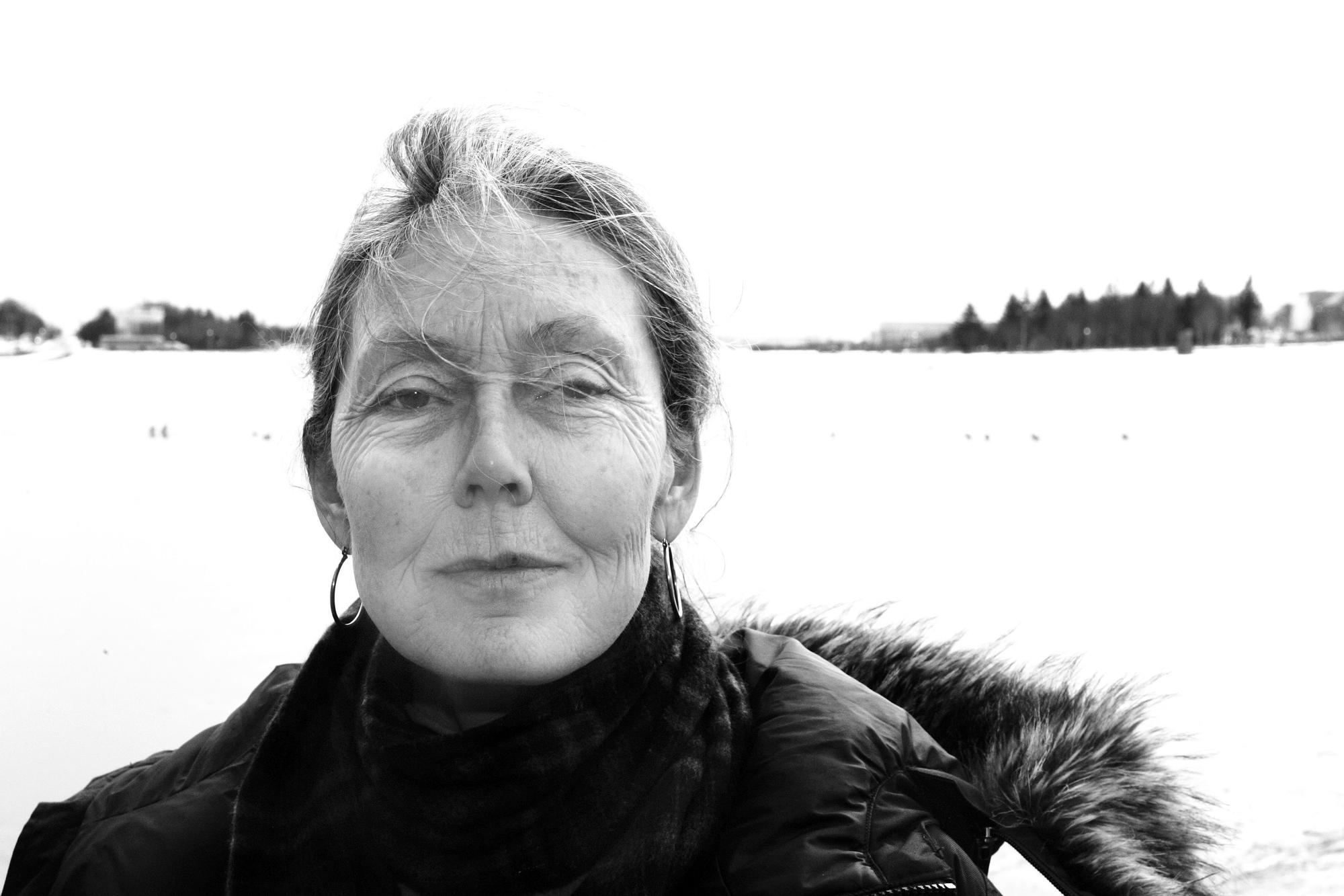 Anne Carson'ın Eserlerindeki Zamansız Gençliğin Sırrı: Mizah ve Bilgelik