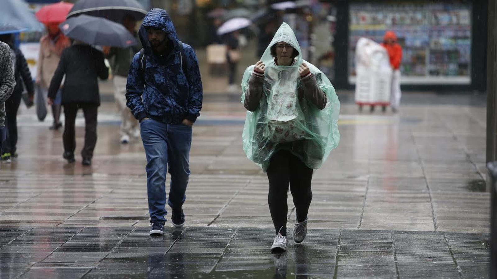 Katalonya'da Şiddetli Yağış Alarmı: 'Llevantada' Fırtınası Devam Edecek