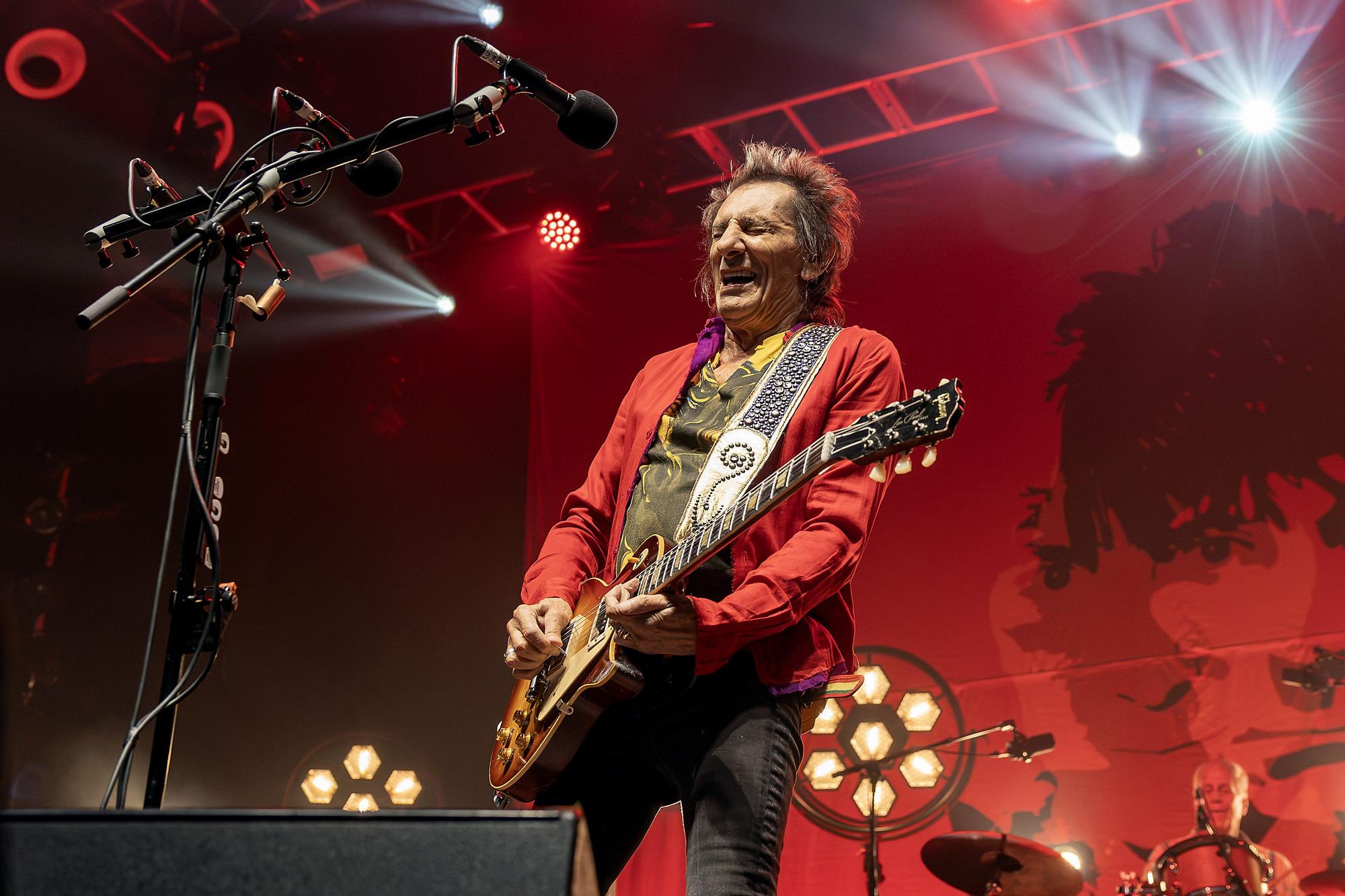 Ronnie Wood'dan Barselona'da Muhteşem Rock'n'Roll Ziyafeti: Bir Efsanenin Dansı